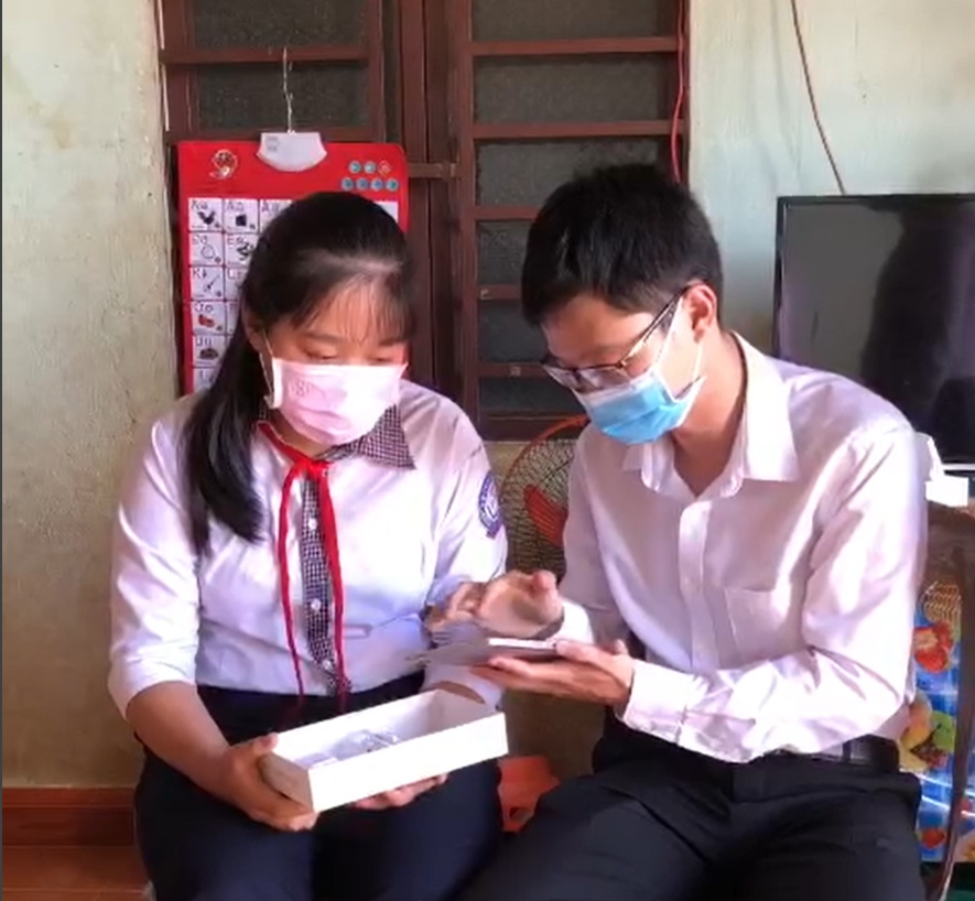 Em Nguyễn Gia Trinh ở thôn An Phước, xã Đạ Đờn, huyện Lâm Hà học cách sử dụng máy tính bảng