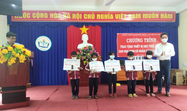Thầy Thái Quốc Hoàn – Trưởng phòng Giáo dục – Đào tạo trao thiết bị học trực tuyến cho các em
