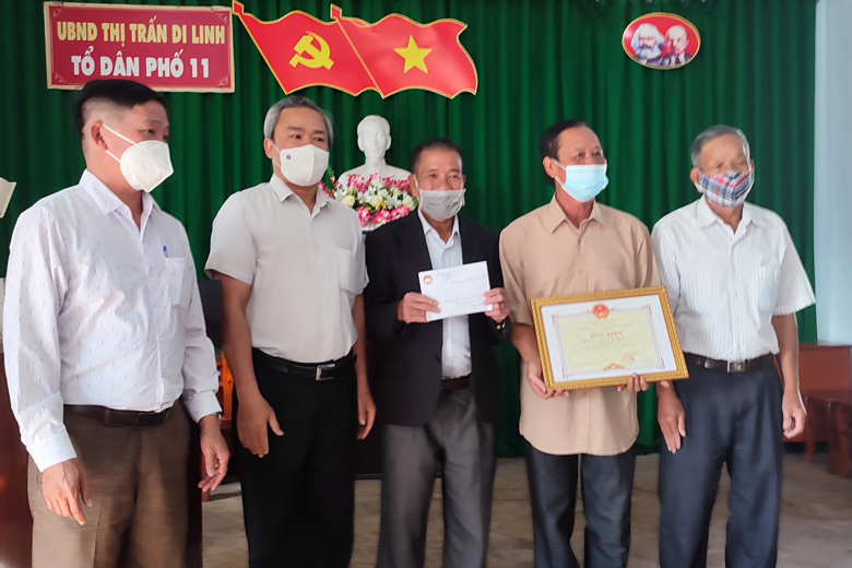 Ông Đường Anh Ngữ - Phó Chủ tịch Ủy ban MTTQ Việt Nam tỉnh Lâm Đồng trao bằng khen cho chốt bảo vệ vùng xanh