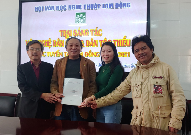 Trao bản thảo tác phẩm của trại viết cho lãnh đạo Hội Văn học Nghệ thuật Lâm Đồng
