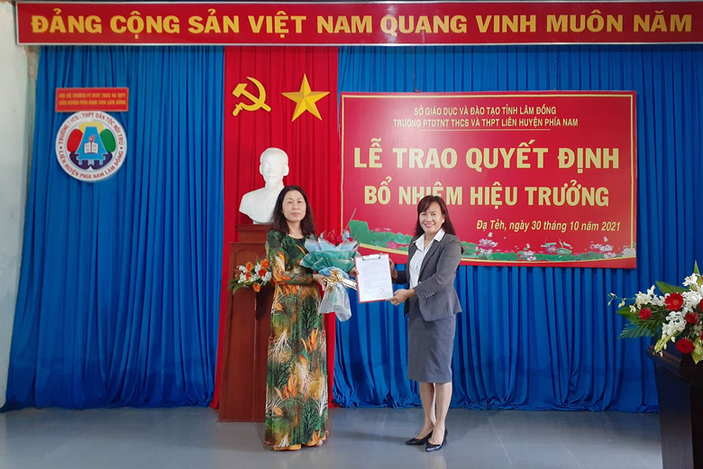 Trao quyết định cho bà Nguyễn Thị Trung Lan giữ chức vụ Hiệu trưởng Trường PTDTNT THCS và THPT liên huyện phía Nam