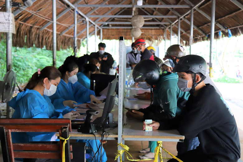 Ngoài làn xe con thì ở làn kiểm soát dành cho xe máy tại chốt đèo Chuối cũng rất đông người vào khai y tế
