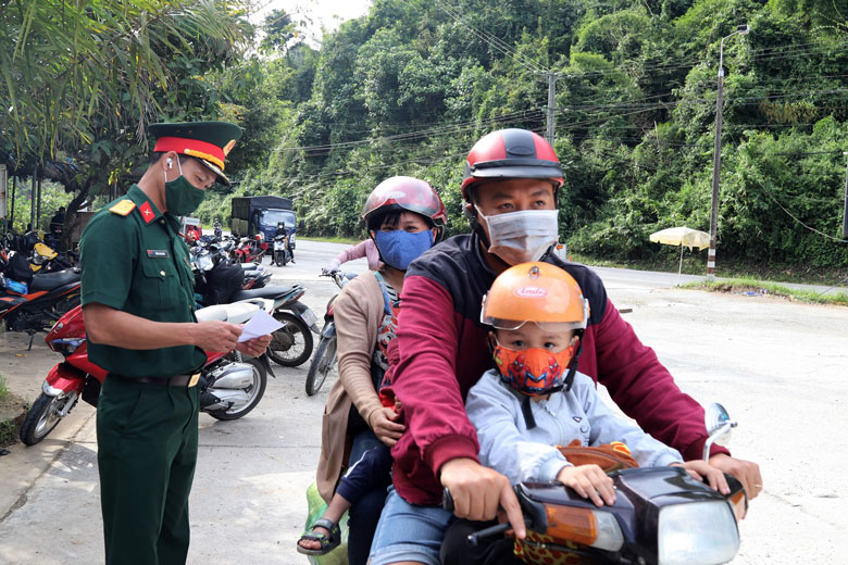 Các lực lượng kiểm tra các thông tin của người dân sau khi khai báo y tế để qua chốt đèo Chuối vào các huyện, thành phố trong tỉnh Lâm Đồng