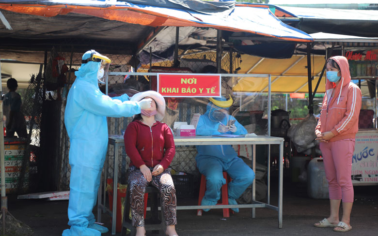 Lực lượng y tế lấy mẫu xét nghiệm nhanh cho các tiểu thương kinh doanh, buôn bán tại chợ Bảo Lâm