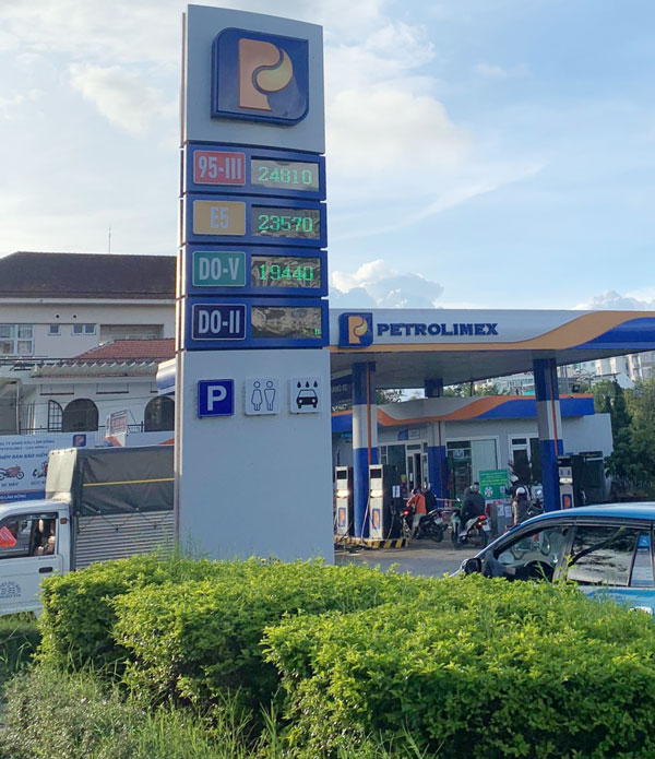 Thống kê từ các cột đo xăng dầu đã được niêm phong, trên địa bàn Lâm Đồng có gần 940 triệu lít xăng tiêu thụ trong 3 năm vừa qua…