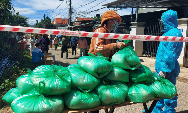 UBND thị trấn Lạc Dương hỗ trợ mỗi hộ đồng bào dân tộc thiểu số, những hộ khó khăn trong vùng phong tỏa 10 kg gạo