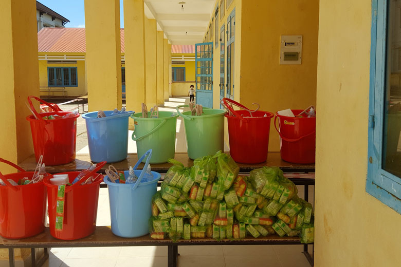 Cung ứng đầy đủ đồ dùng cá nhân và sữa cho các cháu mầm non trong khu cách ly tập trung tại khu bán trú Trường THPT Lang Biang