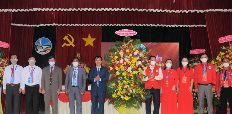 Lãnh đạo huyện Bảo Lâm tặng hoa chúc mừng Đại hội
