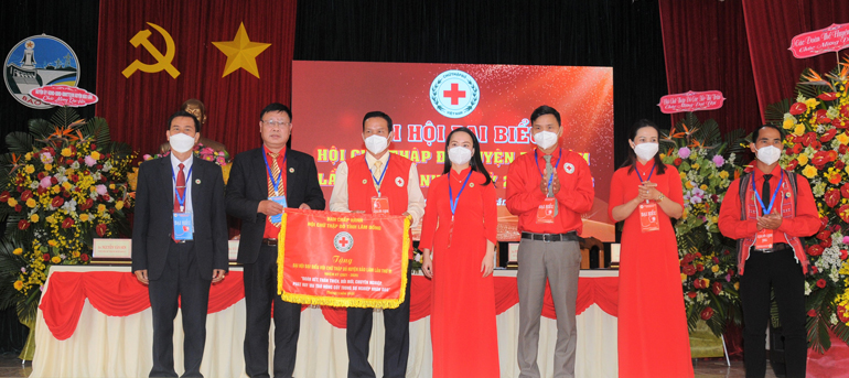 Ông Đỗ Hoàng Tuấn - Chủ tịch Hội CTĐ tỉnh Lâm Đồng trao tặng hoa và bức trướng chúc mừng Đại hội