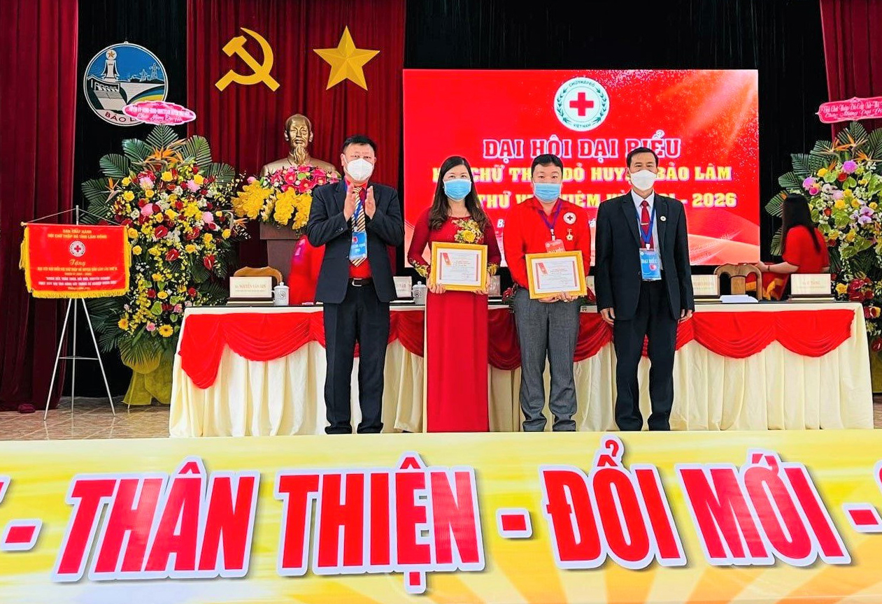 Trao Kỷ niệm chương “Vì sự nghiệp Nhân đạo” của Trung ương Hội CTĐ Việt Nam cho các cá nhân
