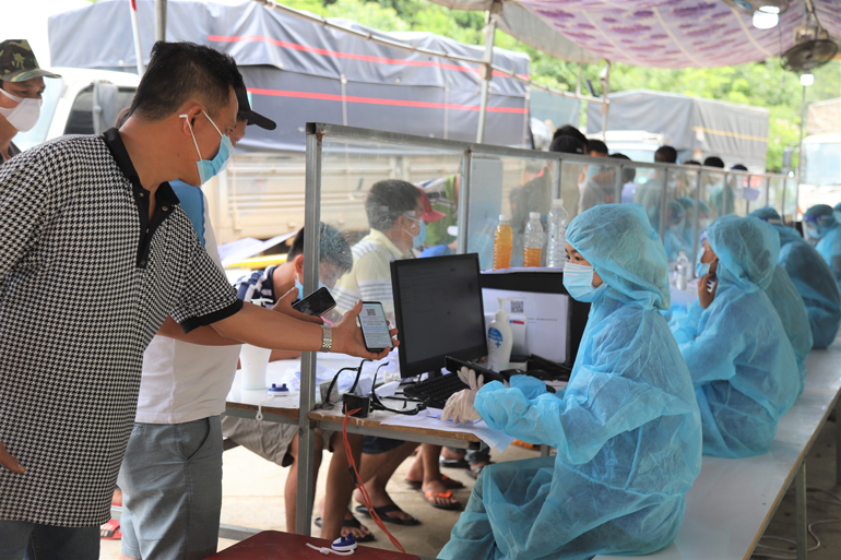 Người dân từ các tỉnh, thành phố khi vào Lâm Đồng qua chốt số 1 đèo Chuối chỉ cần khai báo y tế điện từ bằng phần mềm Vietnam Health Declaration