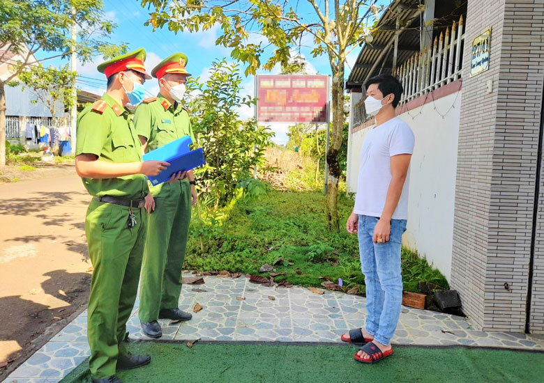 Cán bộ, chiến sĩ Công an huyện Bảo Lâm giám sát, quản lý người dân từ các tỉnh, thành phố vào địa phương đảm bảo công tác phòng, chống dịch
