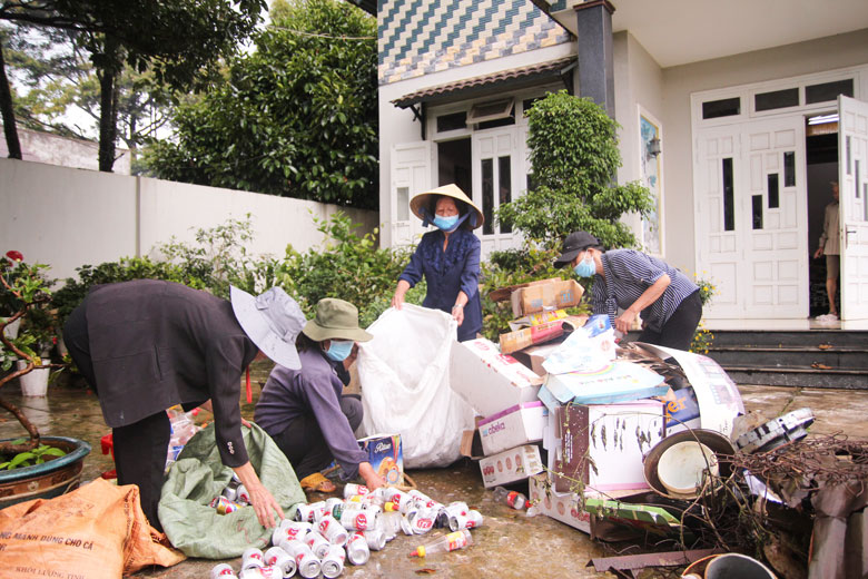 Chi hội Phụ nữ TDP 14, thị trấn Di Linh thu gom phế liệu, tạo quỹ mua BHYT cho hội viên khó khăn