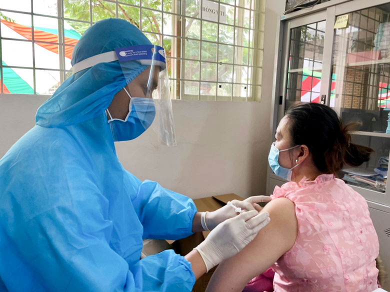Tổ chức tiêm vắc xin phòng Covid-19 tại điểm tiêm chủng Trường THCS Quang Trung (TP Đà Lạt)