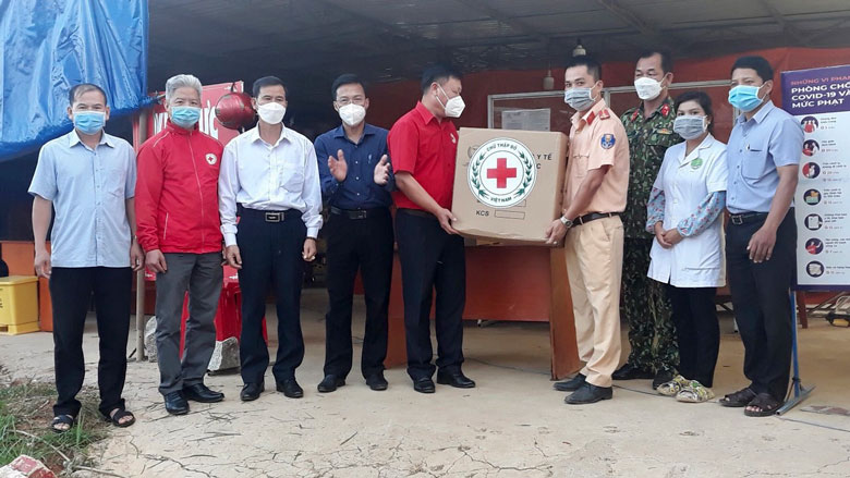 Lãnh đạo Hội CTĐ tỉnh và huyện Di Linh thăm, tặng quà cho các lực lượng làm nhiệm vụ tại chốt kiểm soát dịch tại xã Đinh Trang Thượng