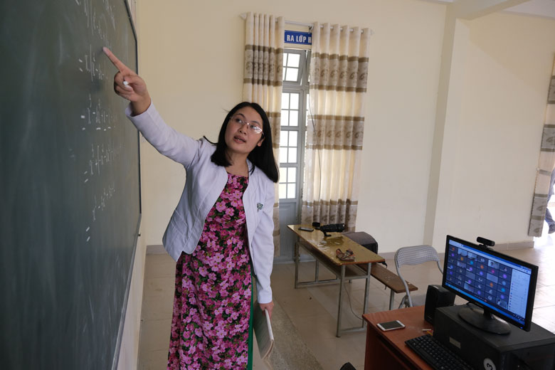 Cô Lê Thị Hằng, giáo viên Trường THCS An Hiệp (xã Liên Hiệp, huyện Đức Trọng) dạy học online cho học sinh từ đầu năm học tới nay. 