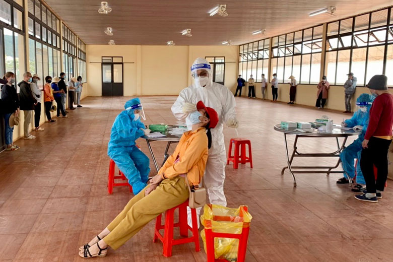 Lực lượng y tế lấy mẫu sàng lọc SARS-CoV-2 cho công nhân Công ty Đà Lạt Hasfarm đóng tại xã Đạ Ròn
