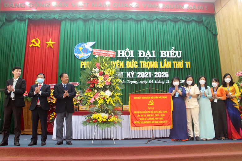 Đồng chí Lê Hồng Khánh - Phó Bí thư Thường trực Huyện ủy tặng hoa và bức trướng chúc mừng Đại hội