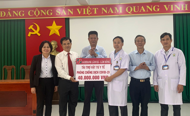 Agribank chi nhánh Lâm Hà trao tặng vật tư y tế phòng chống dịch Covid-19