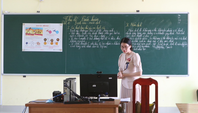 Vừa kết hợp giảng dạy bằng lời nói, cô Nguyễn Thị Duyên ghi chép lại các công thức, bài giảng lên bảng để các em học sinh tiện theo dõi, nắm bắt nội dung bài học