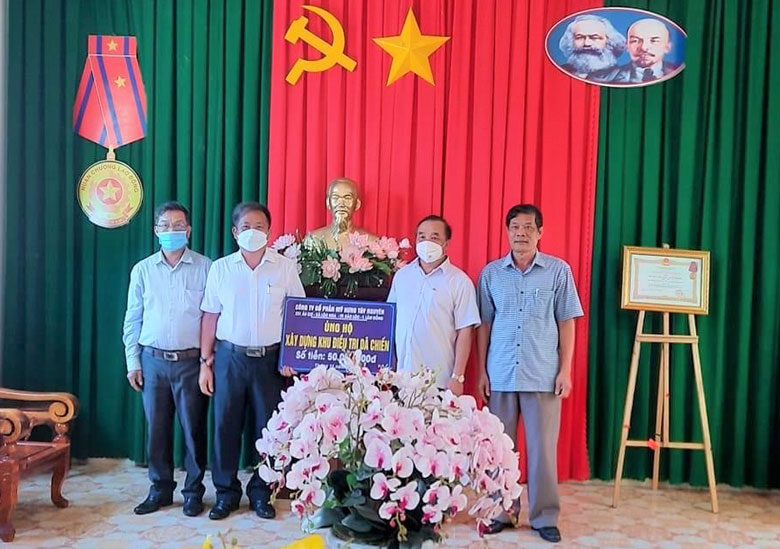 Ủy ban Mặt trận Tổ quốc Việt Nam TP Bảo Lộc tiếp nhận 50 triệu đồng đóng góp xây dựng khu dã chiến điều trị bệnh nhân Covid - 19 từ Công ty Mỹ Hưng Tây Nguyên
