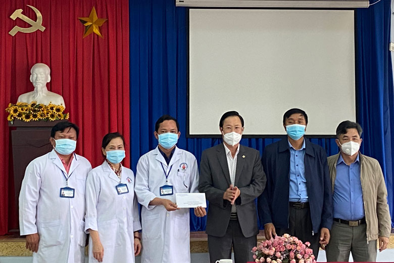 Bí thư Huyện ủy Lạc Dương Phạm Triều thăm, tặng quà Trung tâm Y tế huyện