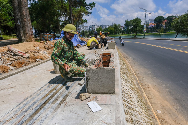 Đoạn đường Trần Quốc Toản trước công viên Xuân Hương được thi công mở rộng lòng đường vào đầu tháng 7/2021 với phần lề đường được đưa lên cao