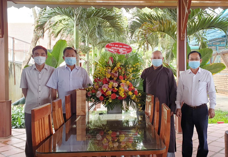 Lãnh đạo huyện Đức Trọng thăm, tặng hoa chúc mừng Ban Trị sự Giáo hội Phật giáo Việt Nam huyện nhân kỷ niệm 40 năm ngày thành lập Giáo hội Phật giáo Việt Nam