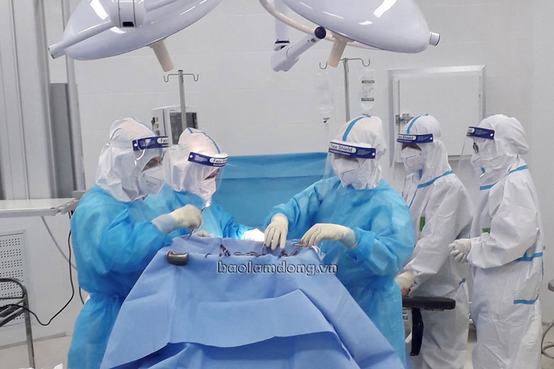 Các y bác sĩ Khu điều trị Covid-19 Bệnh viện Nhi Lâm Đồng đang thực hiện mổ lấy thai sớm cho bệnh nhân L.T.T.T nhiễm Covid-19 tiến triển nặng