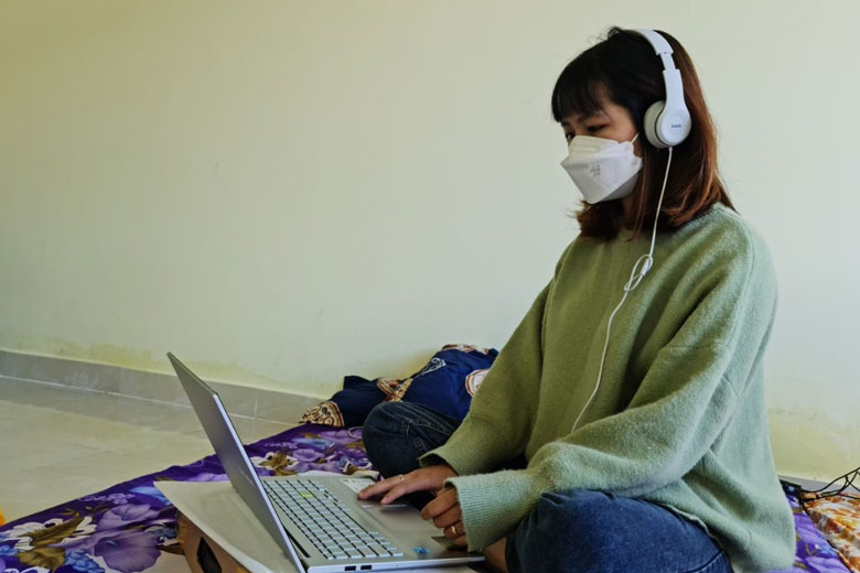 Sinh viên Hoàng Ngọc Phương Uyên chăm chú trong từng tiết học online tại khu cách ly