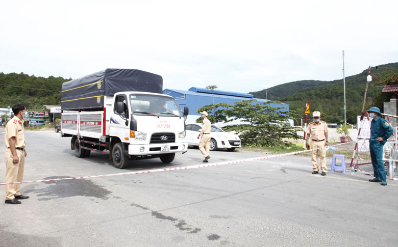 Lực lượng chức năng huyện Đơn Dương thiết thiết lập vùng cách ly y tế tại Quốc lộ 27 để chặn sự lây lan của dịch bệnh