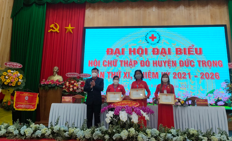 Ông Đỗ Hoàng Tuấn – Chủ tịch Hội CTĐ tỉnh trao bằng khen của Hội CTĐ cho 3 cá nhân