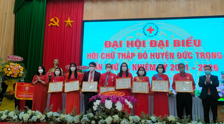 Ông Lê Công Tuấn – Chủ tịch Ủy ban MTTQ Việt Nam huyện trao giấy khen của UBND huyện Đức Trọng cho các cá nhân