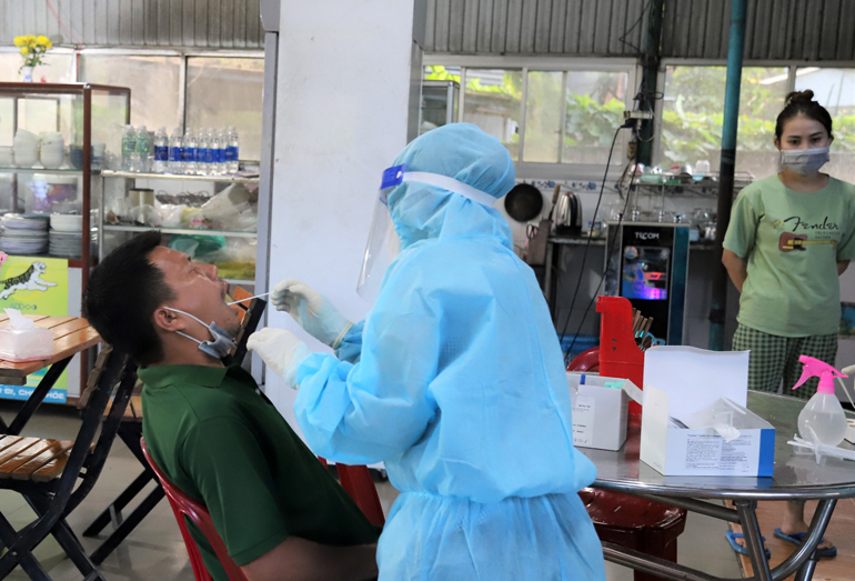 Lực lượng y tế lấy mẫu xét nghiệm cho người kinh doanh, buôn bán trên địa bàn thị trấn Đạ M’ri
