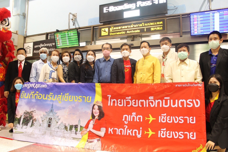 CEO Vietjet Thái Lan, ông Woranate Laprabang (áo đỏ, giữa) cùng các lãnh đạo địa phương và sân bay chào đón các chuyến bay quay trở lại từ sân bay quốc tế Chiang Rai đến Phuket và Hat Yai