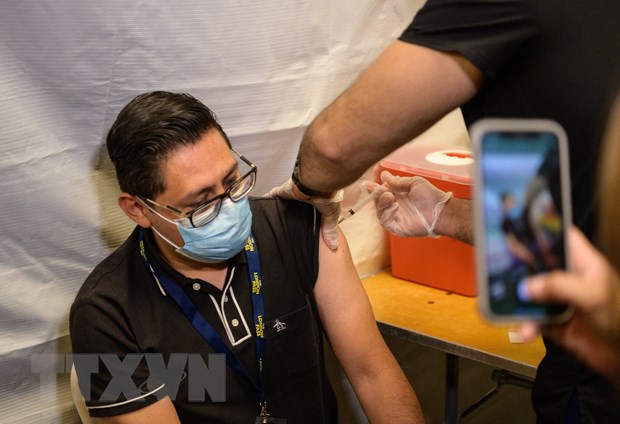 Nhân viên y tế tiêm vaccine ngừa COVID-19 cho người dân tại New York, Mỹ ngày 12/5/2021.