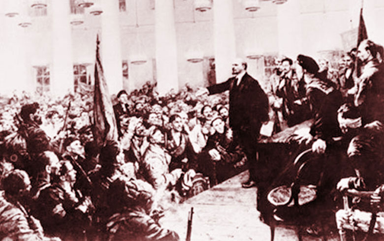 Lãnh tụ Đảng Bolshevich V. I. Lenin tuyên bố thành lập chính quyền Xô Viết tại Đại hội Xô Viết toàn Nga ngày 7/11/1917 tại điện Smolnya, ngay sau khi chiếm Cung điện mùa Đông. Ảnh tư liệu