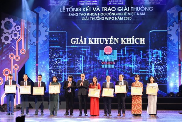 Các tác giả nhận giải Giải thưởng Sáng tạo Khoa học công nghệ Việt Nam (VIFOTEC) 2020