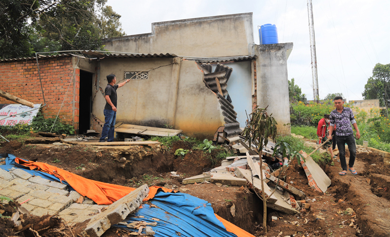 Sụt lún đất khiến nhà bà Trịnh Thị Ngữ bị đổ sập hư hỏng nghiêm trọng buộc gia đình phải di chuyển đi nơi khác