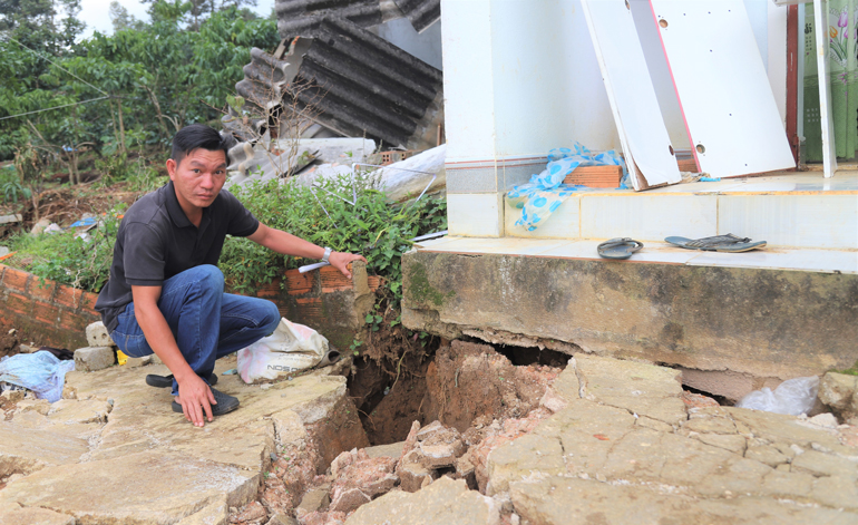 Sụt lún đất tạo thành những hang hốc xé toạc đất đai, nhà của của 3 hộ dân tại thôn Kim Thanh (xã Lộc Nga)