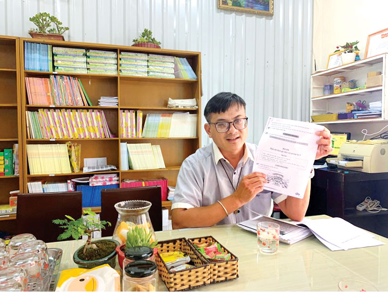 Thầy Nguyễn Võ Hà Anh cùng các bài tập do cô giáo giao về nhà cho học sinh làm và nộp về lớp cho các cô sửa, chấm điểm