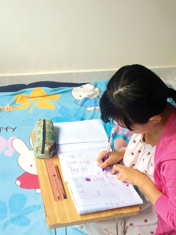 Em Phạm Tố Uyên, học sinh lớp 5 đang làm bài tập cô giao
