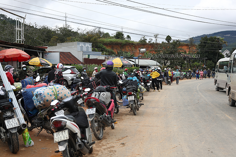  Hầu hết người dân vào Lâm Đồng qua Quốc lộ 27 đều di chuyển bằng xe gắn máy
