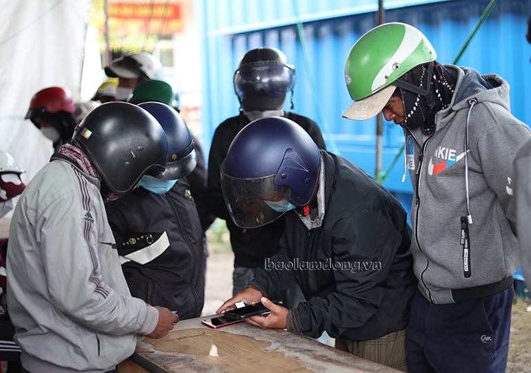 Rất đông người từ các tỉnh, thành vào Lâm Đồng qua chốt kiểm soát dịch Eo Gió khai báo y tế