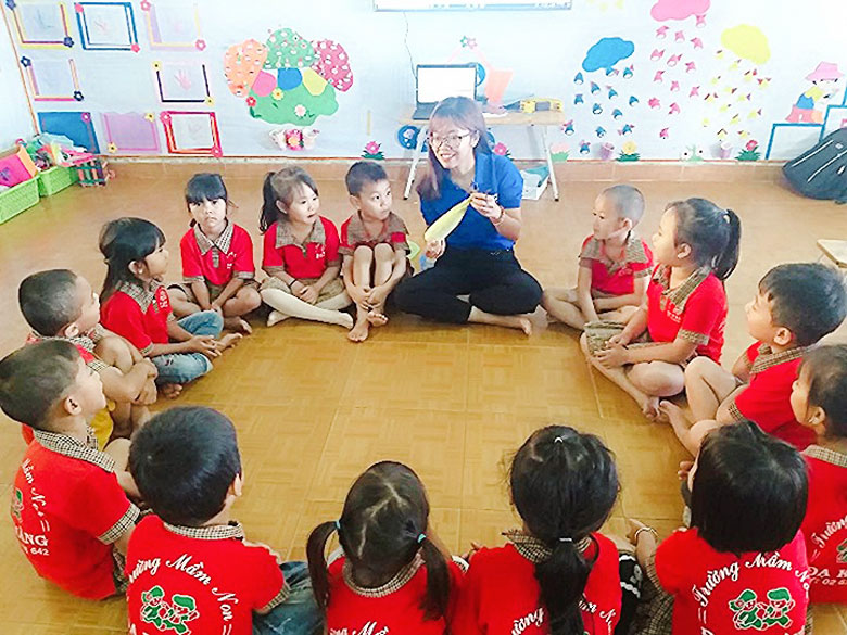 Cô giáo Trần Thị Mai Trâm cùng trẻ hoạt động
