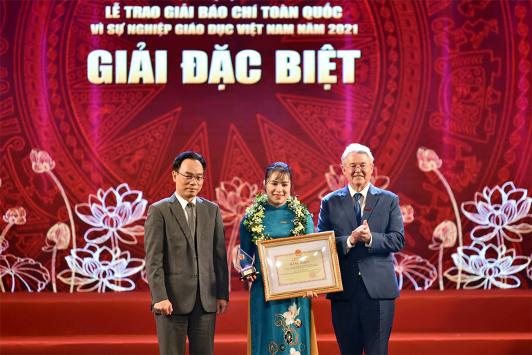 Thứ trưởng Bộ Giáo dục và Đào tạo Hoàng Minh Sơn và ông Raymond Gordon - Hiệu trưởng Trường Đại học Anh quốc Việt Nam trao bằng khen, chứng nhận, kỷ niệm chương cho nhóm tác giả giải đặc biệt
