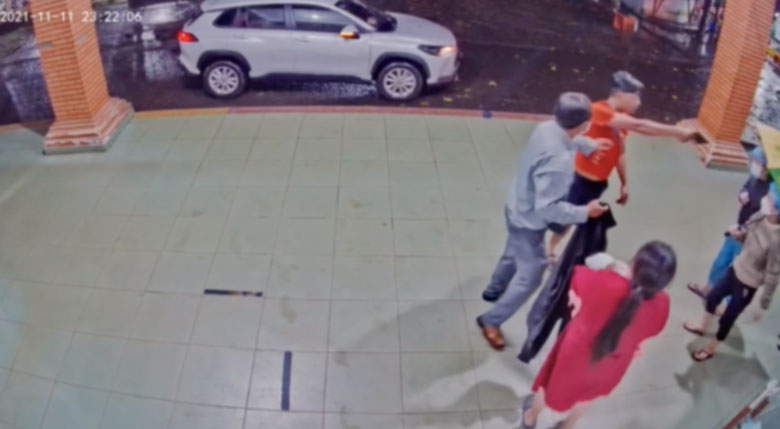 Nam thanh niên dùng súng uy hiếp nhân viên Trung tâm Y tế huyện Đức Trọng. Ảnh cắt từ clip