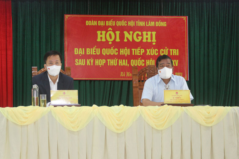 Các vị đại biểu thuộc tổ 2 Đoàn Đại biểu Quốc hội đơn vị tỉnh Lâm Đồng tiếp xúc với cử tri xã Rô Men, huyện Đam Rông