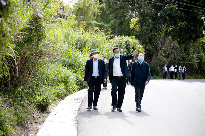 Chủ tịch UBND tỉnh Lâm Đồng Trần Văn Hiệp cùng lãnh đạo các sở, ngành, địa phương khảo sát đoạn đường Khe Sanh, đầu đèo Mimosa để tính toán phương án mở rộng đường về phía ta luy dương để khắc phục sự cố sạt lở 