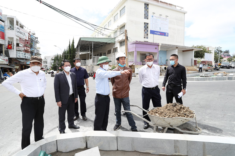 Chủ tịch UBND tỉnh Lâm Đồng Trần Văn Hiệp yêu cầu các đơn vị liên quan bố trí các tiểu đảo tại nút giao thông Trần Phú - Bà Triệu - Đào Duy Từ nhỏ gọn, hợp lý hơn